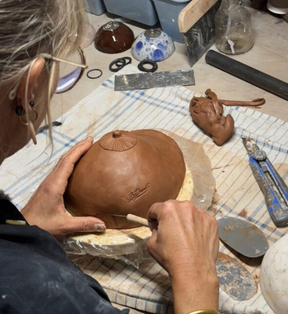 Les mains de Bulle Derouette au travail de la terre